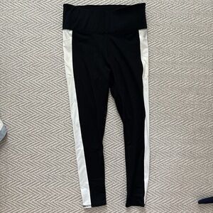Black and White Leggings Sleek Form-Fitting Design